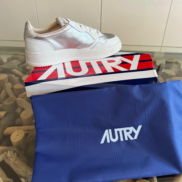 AUTRY MEDALIST Low Top Silver Leather Sneakers - Picture 5 of 9